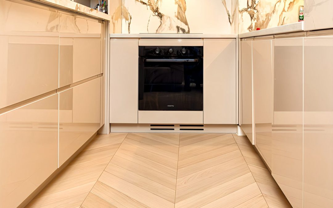 Drveni pod u kuhinji – spoj elegancije i otpornosti